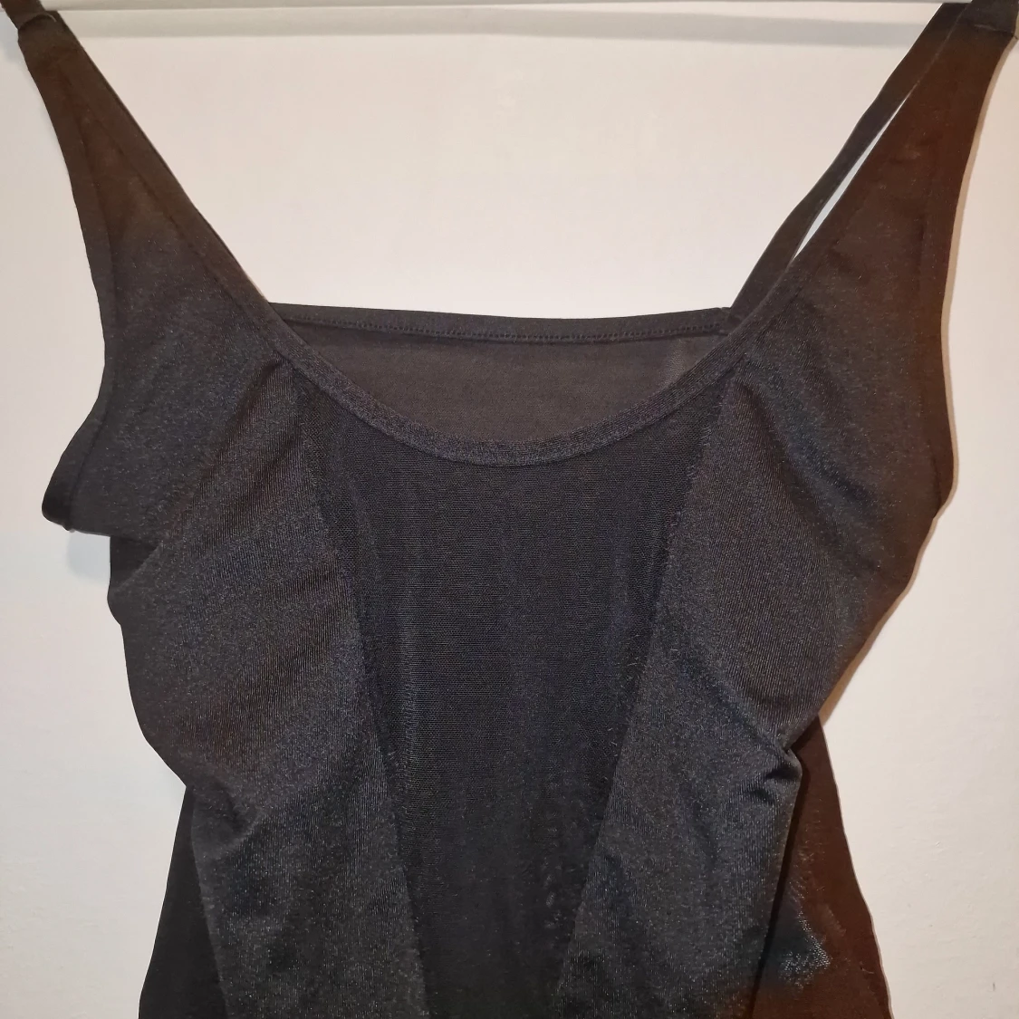 Svart body med spetsdetaljer  - 1