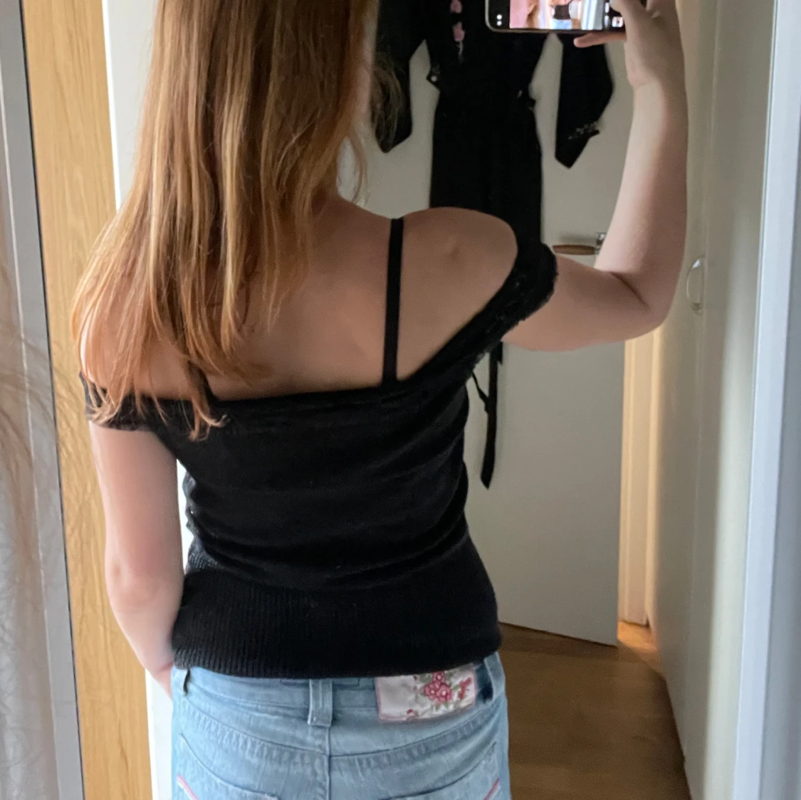 Svartglittrig offshoulder topp med spetskant - 1