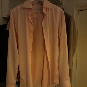 Ljusrosa skjorta från Eton, slim fit - Snygg ljusrosa skjorta från Eton i slim fit. Skjortan är långärmad och tillverkad i mjuk bomull som känns skön mot huden. Perfekt för dig som gillar stilrena och fräscha plagg med modern passform. Använd max tre gånger. Nypris 1699 mitt pris 1000