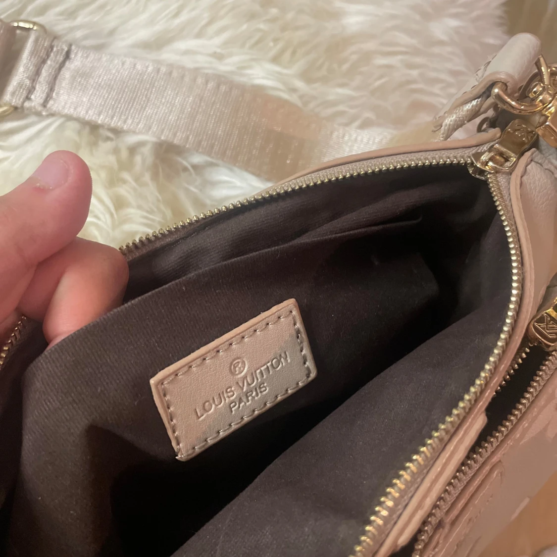  axelväska från välkänt märke - 1