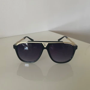 Solglasögon  - 🔥Sommarens hetaste solglasögon för män och för fräschare stil🔥. Finns flera inne, skriv ifall ni funderar eller är intresserade av att köpa. It använda.