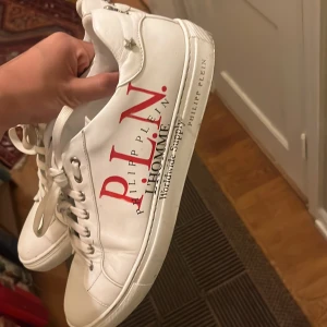 Philipp Plein skor - Clean Philipp plein skor saknar en metall grej som ses på bilden, väldigt bra skick och rena utöver det. Skolåda med papper ingår. Nypris: riktigt dyra