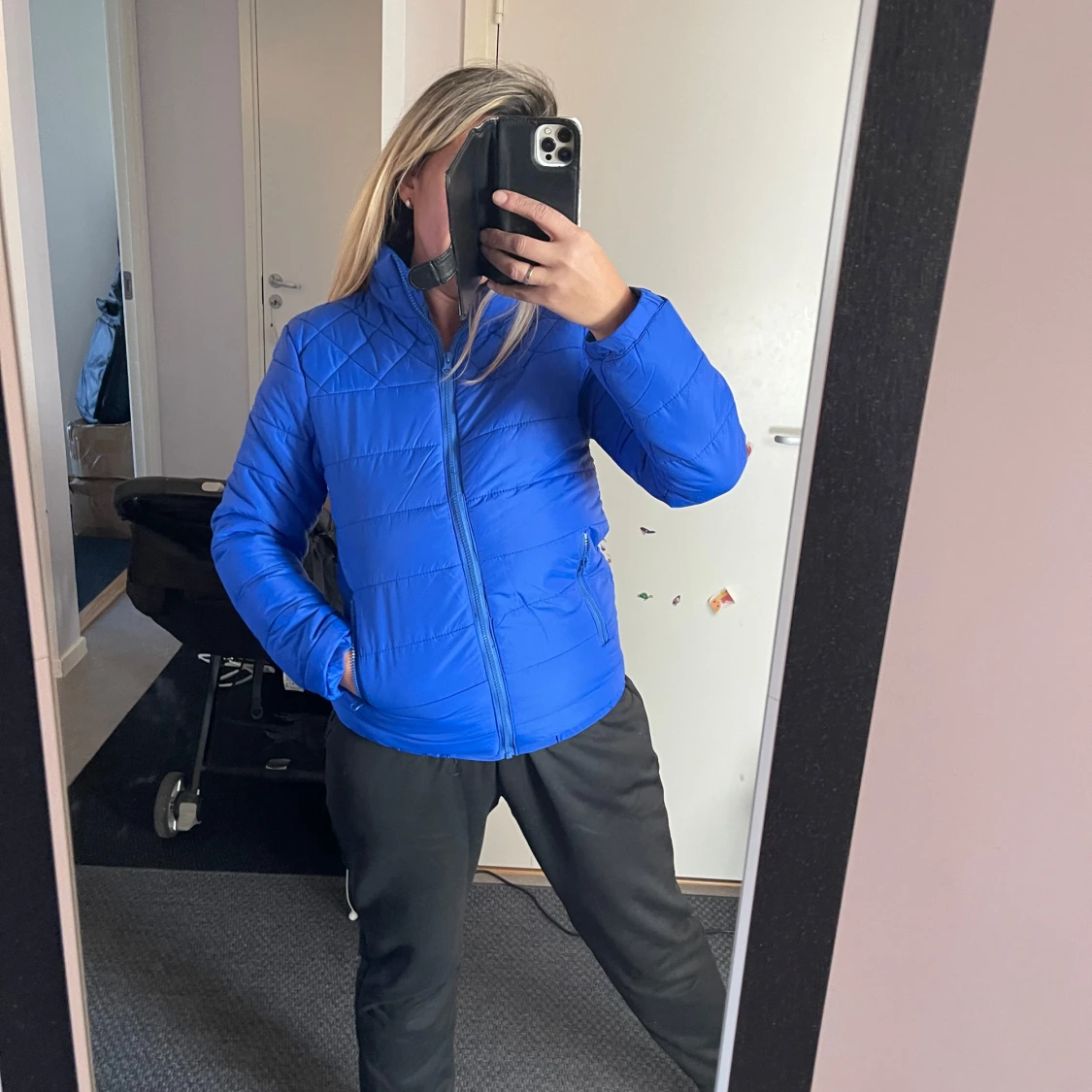 Blå pufferjacka med dragkedja - 1