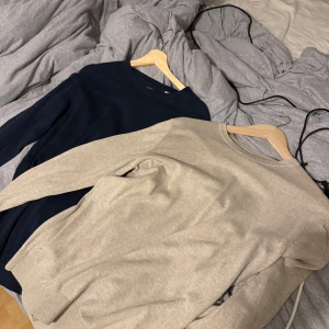 2 stickad tröjor från Jack and Jones - Hej säljer mina 2 stickade tröjor från Jack and Jones använda i bra skick. Mörkblå och beige