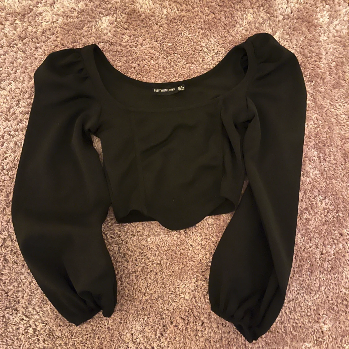 Svart croppad topp PrettyLittleThing