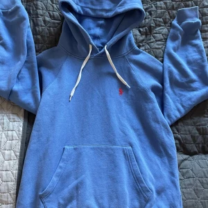Ralph lauren hoodie - Storlek S men passar Xs - säljs pga av urvuxen - skick 9/10 - 300kr🔥- kom hjärna med funderingar och frågor⭐️