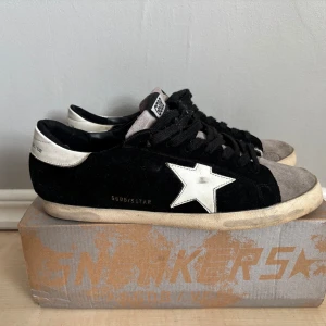 Golden Goose svart/vit sneakers - Tjena säljer nu mina golden goose som jag inte använder, passar 44-45. Skicket är 7/10 där sulan lossnat på ena skon vilket är vanligt på golden goose! (Box och skor ingår) 