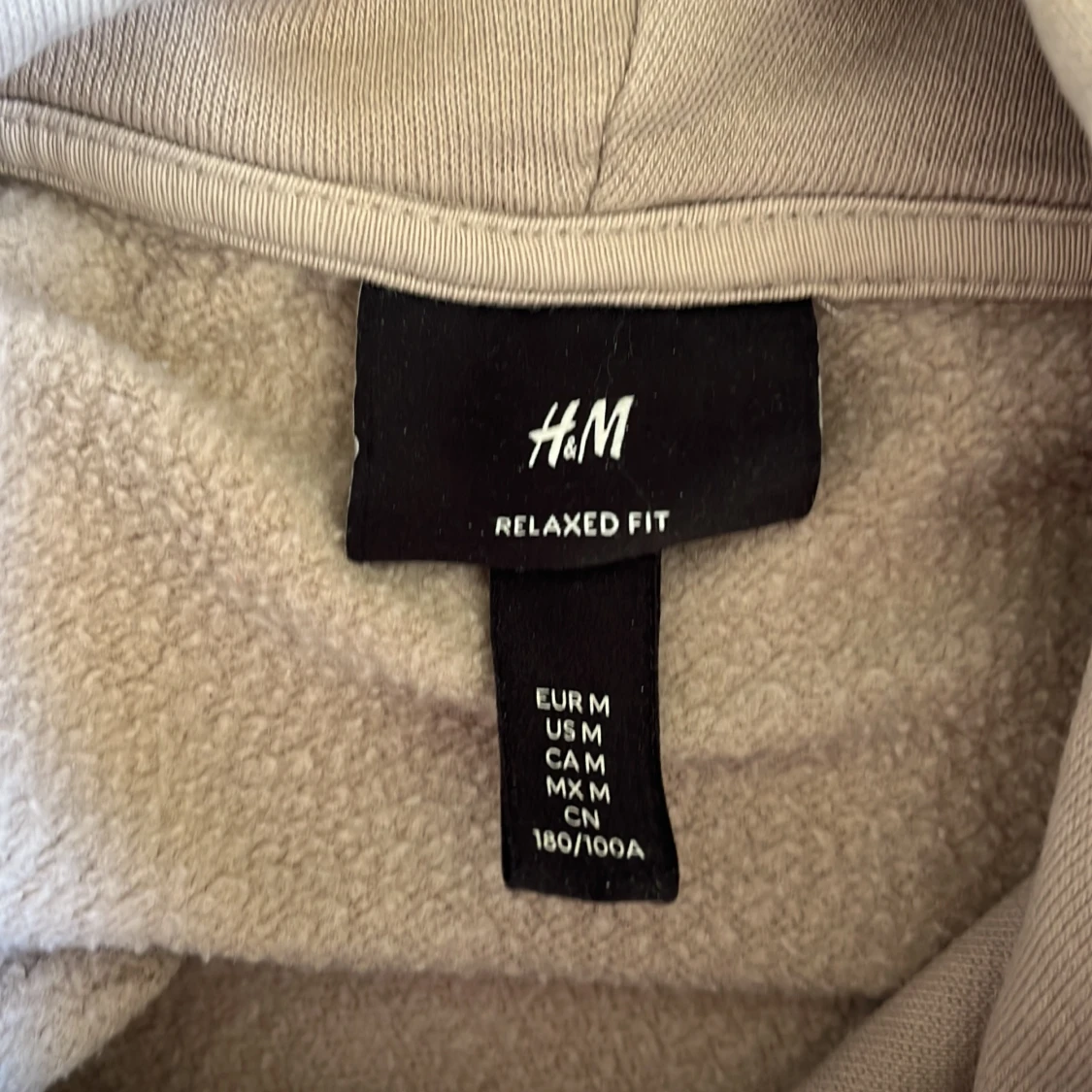 Beige hoodie från H&M med huva - 1