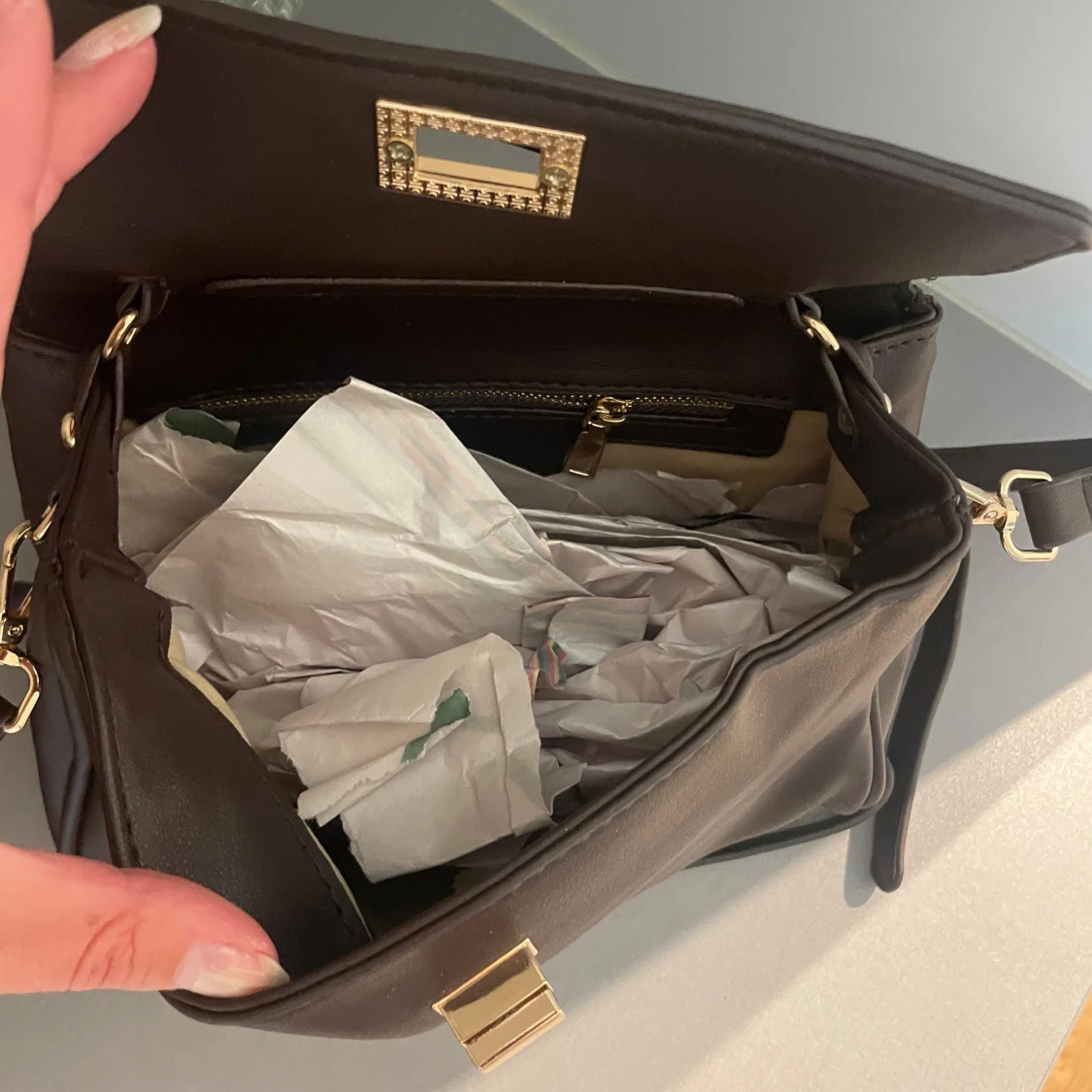 Mörkbrun axelväska med gulddetaljer - 3