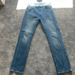 Levi's 501 blå jeans W30 L32 - Klassiska Levi's 501 jeans i ljusblå tvätt med raka ben. Mycket bra skick