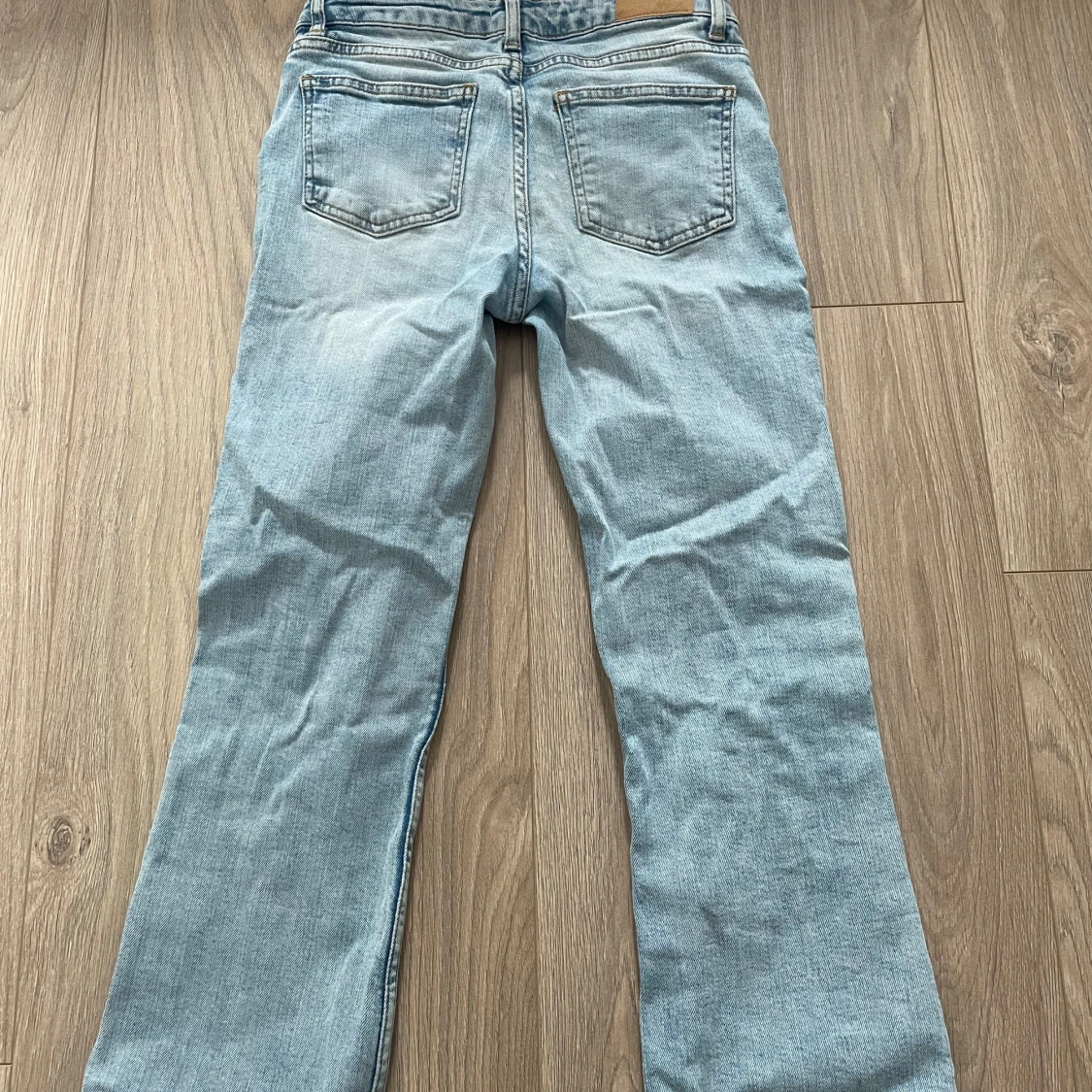 Bootcut low waisted ljusblå jeans från Gina tricot  - 1