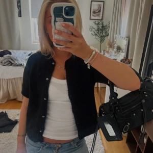 Kofta från Gina tricot - Kofta från Gina tricot, kommer tyvärr inte till användning längre 🥺💕💕