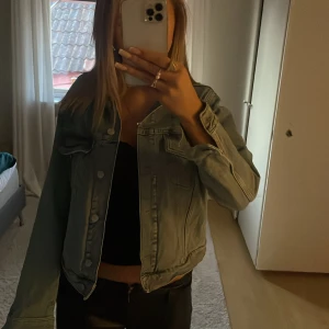 jeans jacka  - snygg jeans jacka ( ser grön ut på bilderna men den är vanlig jeans färg)🫶🏽