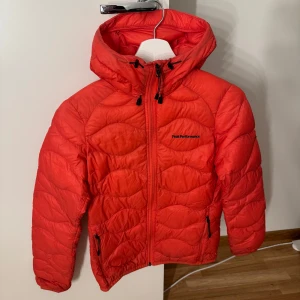 Röd dunjacka Peak Performance XS - En fin jacka men tyvärr inte riktigt min färg.