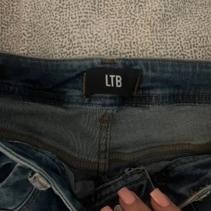 Blå jeans från LTB W30 L30 - Snygga blå jeans från LTB med klassisk femficksdesign och slitna detaljer. Jeansen har normal passform och raka ben, tillverkade i mjukt denimtyg. . Midjan är lowwaist och färgen är mörkblå med tvättade effekter. tyvärr för stora för mig 💙