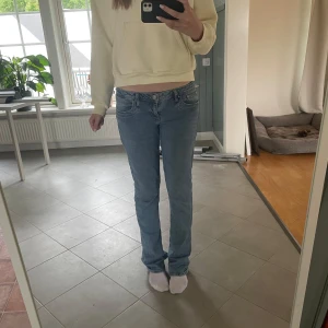 Ljusblå ltb jeans - Säljer ett par ljusblå jeans med låg midja. Perfekta till sneakers eller boots och funkar året runt. Materialet är klassisk denim. Väldigt trendiga och eftertraktade. w:30 l:36