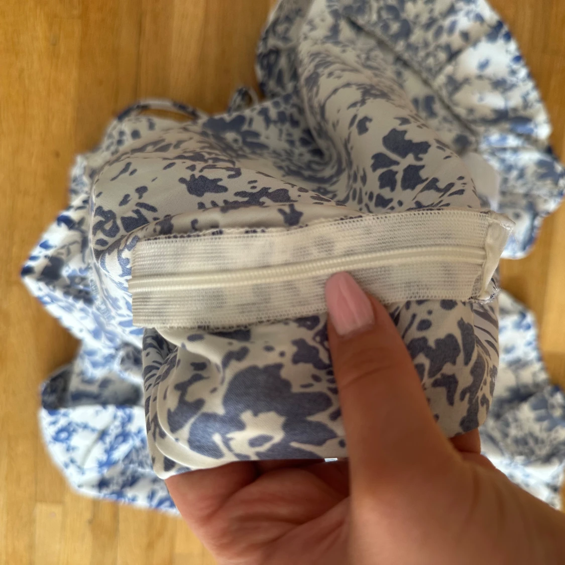 Vit och blå omlottklänning  - 3