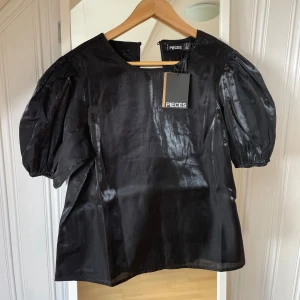 Svart top M oanvänd med knyt bakifrån  - Storlek M pris 229kr