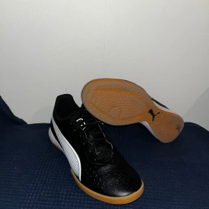 Två par futsal skor - Puma king storlek 43, 500kr mycket bra skick                                        adidas 44- 300kr,använda mycket, Acceptabelt skick