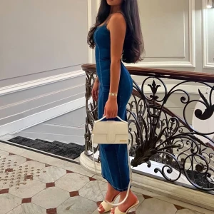 Marinblå långklänning med smala axelband - Snygg marinblå långklänning med smala axelband och figurnära passform. Klänningen har en enkel och stilren design som framhäver siluetten. Perfekt för dig som vill ha en elegant look med minimalistiska detaljer.