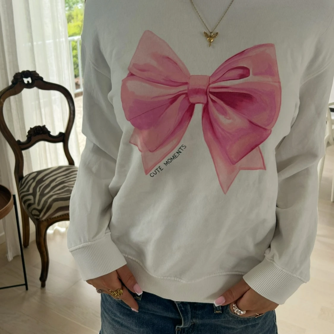 Vit sweatshirt med stor rosa rosett - 1