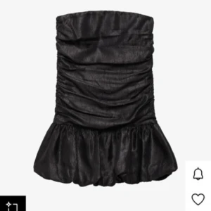 Svart bandeau tubtopp från Mango - Supersnygg svart bandeau klänning från Mango med volangkant nertill och rynkade detaljer över hela toppen. Har typ ett glansigt material vilket gör den perfeeekt om man ska på fest osv. Har tyvärr inga bilder då den inte passar mig längre! Använd ca 2ggr och kostar 700kr ny