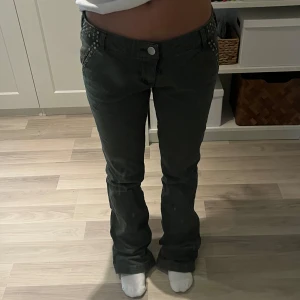 Utsvängda jeans - Ett par supersnygga gröna jeans som är helt nya! Jag säljer de för att de är lite för stora för mig. De är i storlek 27 och jag skulle säga att de passar både XS och S. 