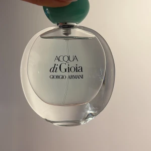 Acqua di Gioia EdP 50ml Giorgio Armani - Fräsch och feminin parfym från Giorgio Armani, Acqua di Gioia Eau de Parfum. Flaskan är rund och transparent med en turkosgrön kork och rymmer 50 ml. Doften är inspirerad av natur och hav, perfekt för dig som gillar lätta, friska toner. Helt ny, har sprejat max 5 sprut. Säljer för att den inte passar mig😊