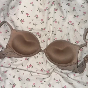 Super push up intimissimi - Jättefin super push up bh från intimissimi, beige.Knappt använd!! Stl 70B men liten i stl ❤️