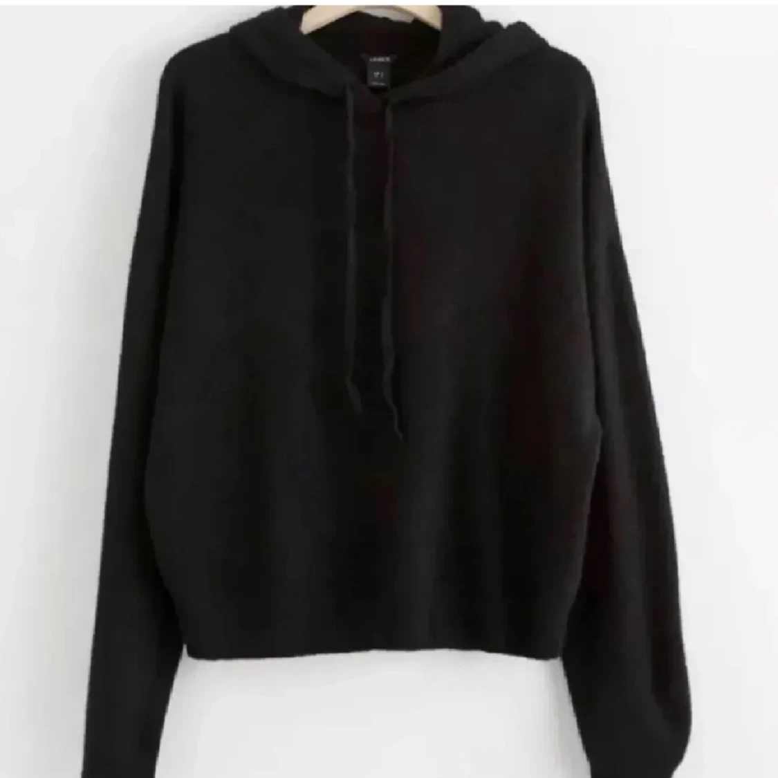 Svart stickad hoodie med huva och snörning