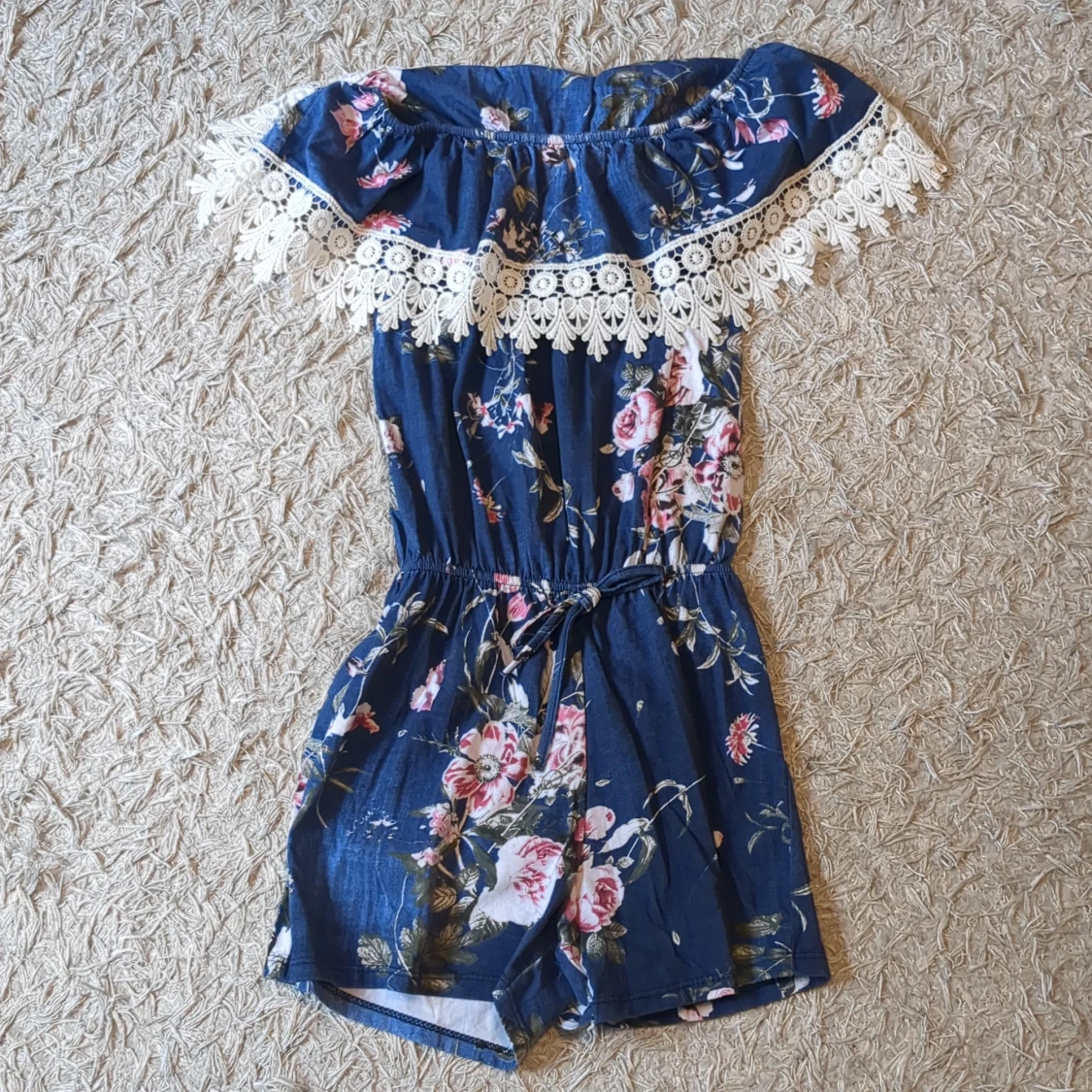 Blommig blå byxdress med spets