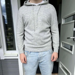 Kashmir hoodie - Snygg Kashmir hoodie i en ljusgrå färg. Tröjan är i bra snygg men jag säljer för den är för liten på mig. Tveka inte på att ställa frågor 🤝
