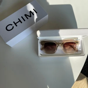  CHIMI Ecru 04 - Snygga solglasögon från CHIMI i modellen 04 Ecru. Använda ett par gånger men ser och känns som nya! Får med både fodral och box 🤩