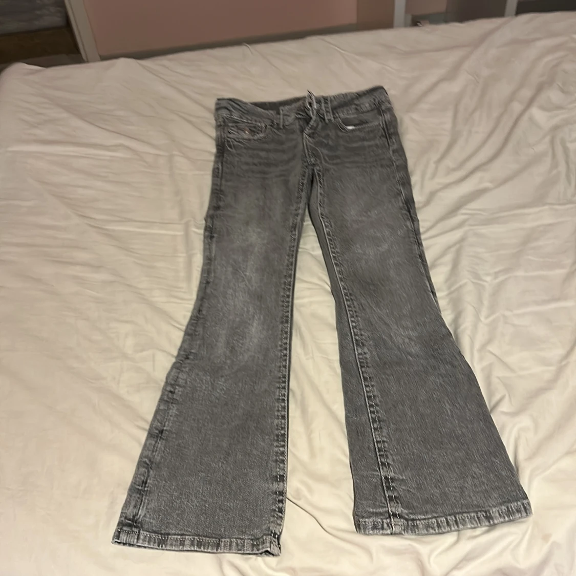 Grå bootcut jeans från Gina Tricot