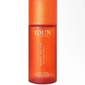 IDUN Minerals Ready Set Fix Setting Spray - IDUN Minerals Ready Set Fix Setting Spray i en snygg orange frostad plastflaska med pump. Ger ultra fixering och en naturlig glow till din makeup. Perfekt för att hålla sminket på plats hela dagen. Enkel att använda och smidig att ta med i väskan. Nypris 150. Helt oanvänd. Hör av er vid frågor💕