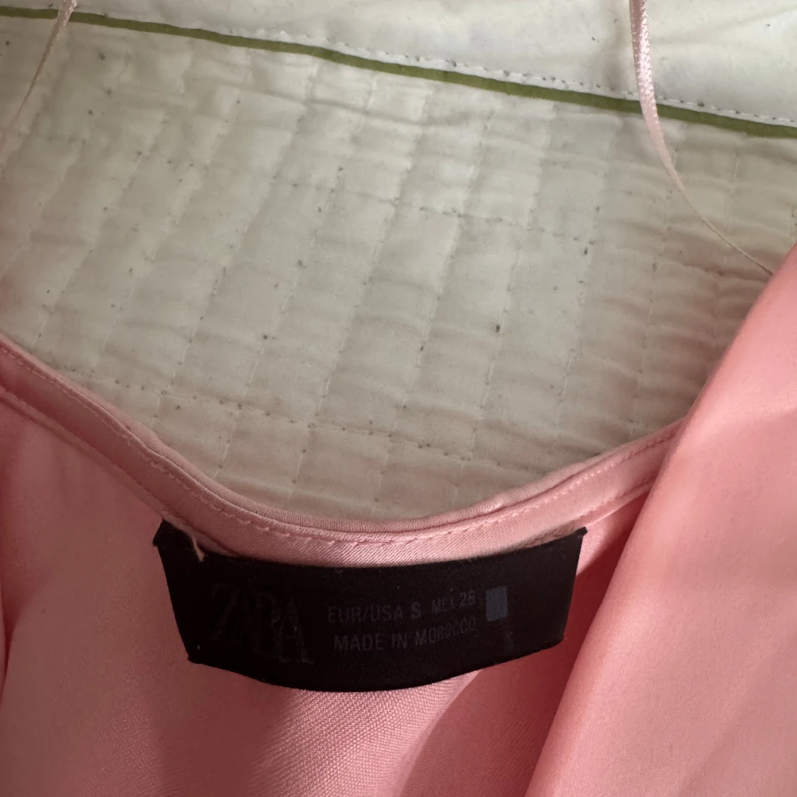 Ljusrosa satinklänning från Zara - 1