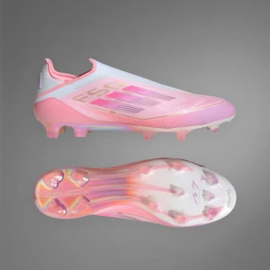 Adidas rosa F50 (laceless)  - Säljer ett par helt nya Adidas X Crazyfast+ i den exklusiva “Rose Edition”– färgkombination. ⚡ Ultralätt toppmodell för explosiv snabbhet 🌸 Stilren rosa design med iriserande detaljer 👟 Sockliknande passform för maximal komfort ⚽ För fasta underlag (FG-AG)  Storlek: 38-45
