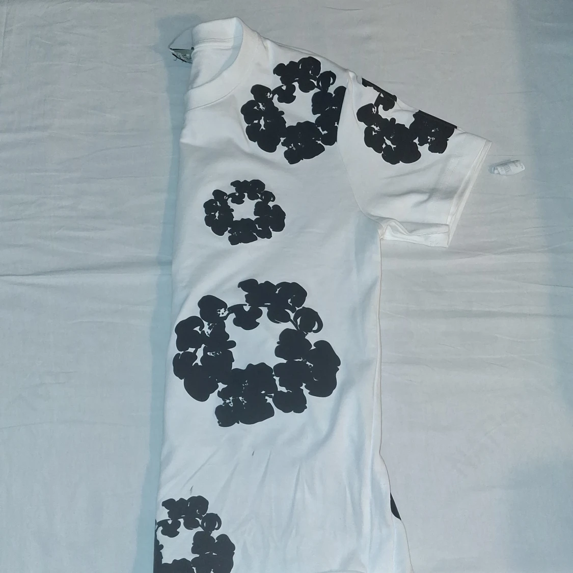 Vit t-shirt med svart blommigt tryck Denim Tears - 4