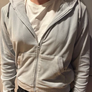 Velour tröja  - Fin velour tröja i xs. Tröjan är helt ny utan prislapp.
