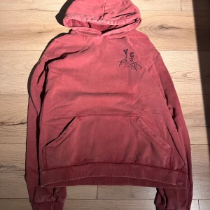 Raf Simons AW02 Virginia Creeper Red Faded Roots Hoodie - OBS | INTRESSEKOLL 🛑                                 Denna luvtröja debuterar i Raf Simons höstkollektion 2002 med titeln "Virginia Creeper" - en hyllning till den inhemska invasiva växtarten från Ontario. Den har en vacker solfärgad färg, en logotyp på bröstet och ett röttmönster på undersidan. 