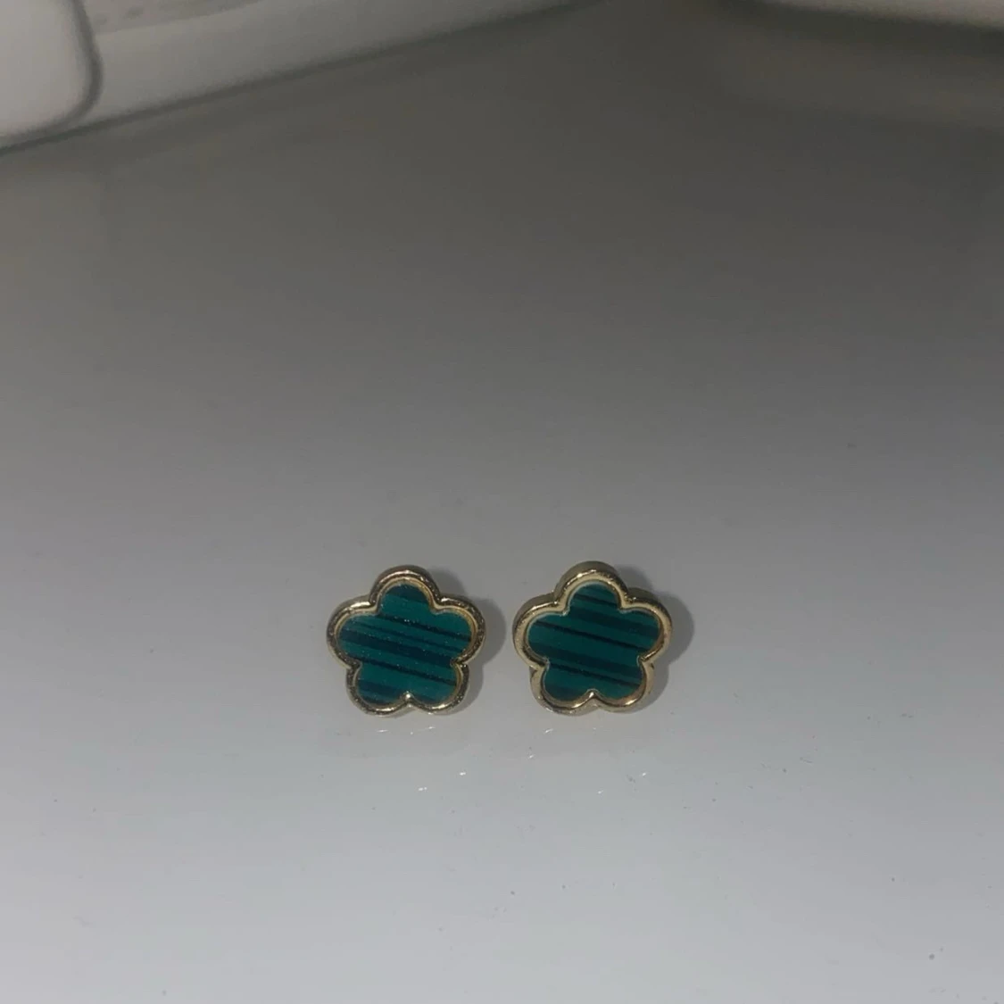 Guldigt armband & örhängen med gröna blommor - 1