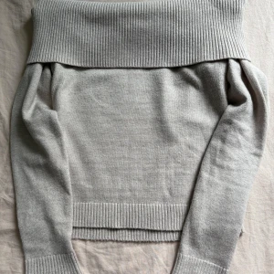 Offshoulder stickad tröja - Stickad off shoulder tröja, använt några gånger, har lite defekt vid ärmen (se bild 2) 🥰