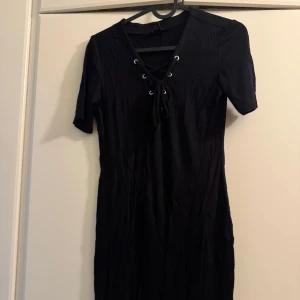 Svart klänning  - En svart klänning i stl M säljs för 50 kr.