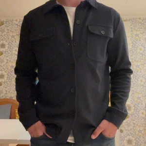 Mörkblå overshirt M - En soft overshirt från only & sons i skönt material. Den är i en stilren mörkblå färg och är i storlek M. Passar till vardags men även att klä upp!🤝 Nypris 499kr