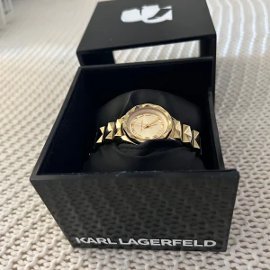 Karl Lagerfeld Klocka - Klocka från Karl Lagerfeld. Knappt använd.💕Batteriet behöver bytas.