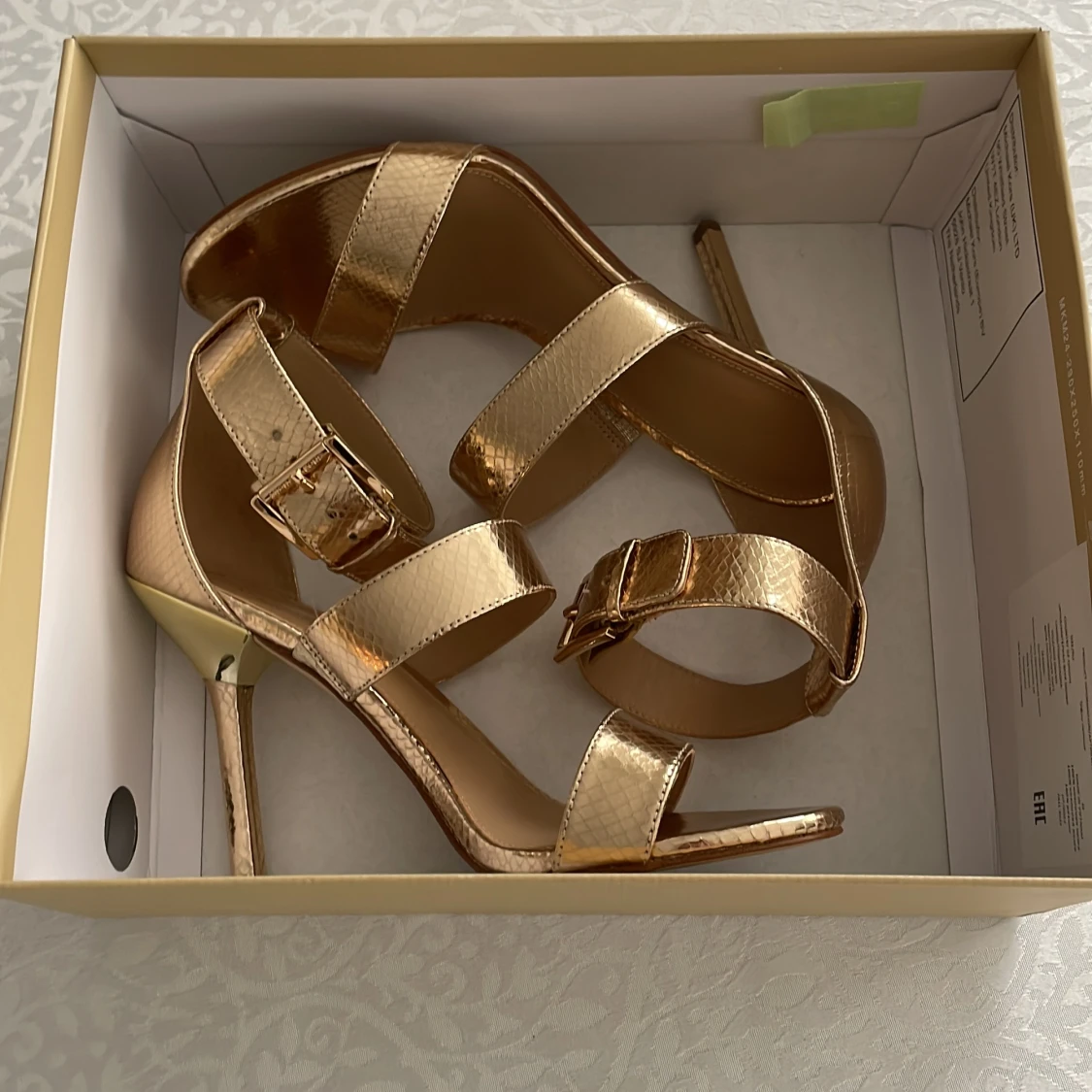 Guldiga sandaler med klack från Michael Kors - 1