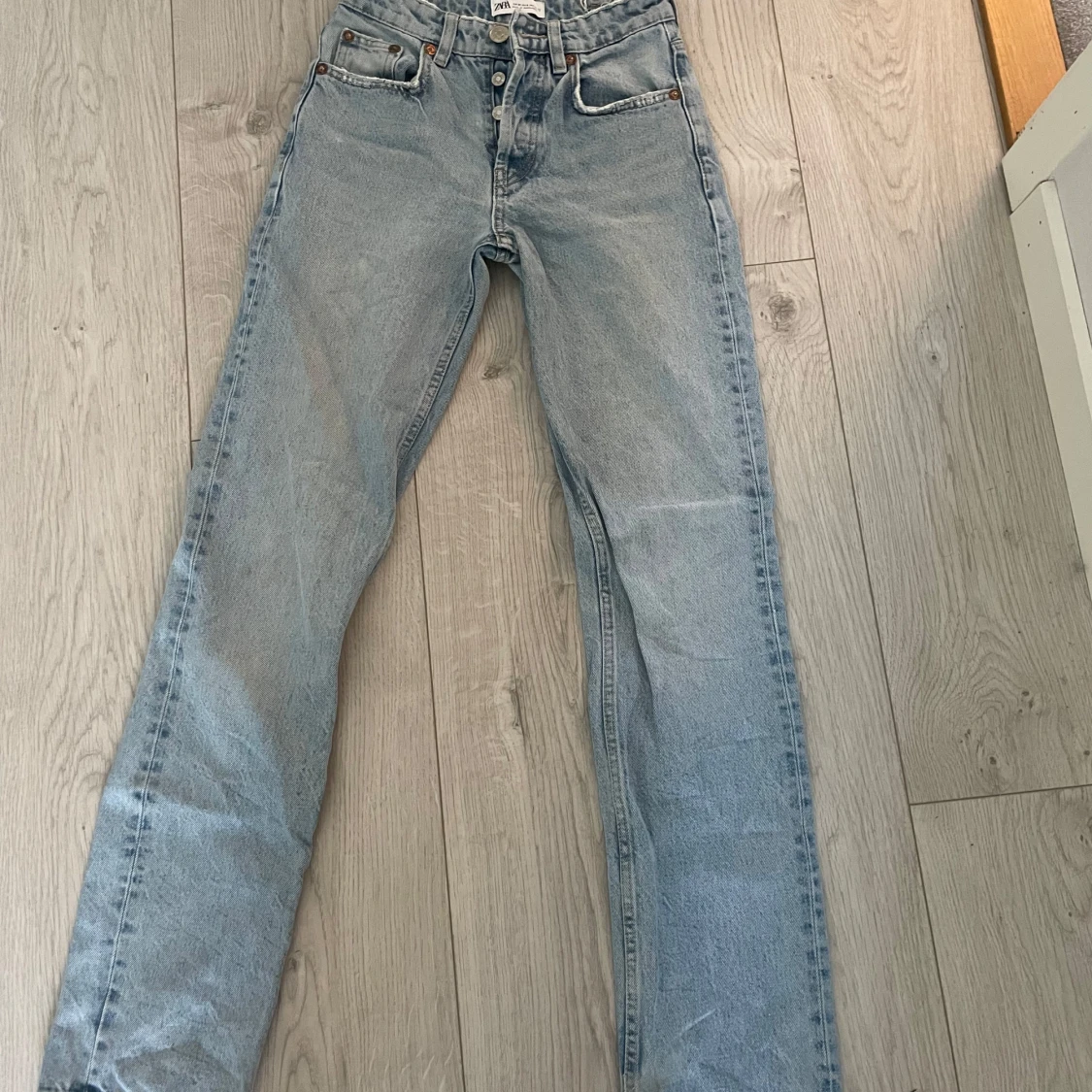 Ljusblå raka jeans från Zara