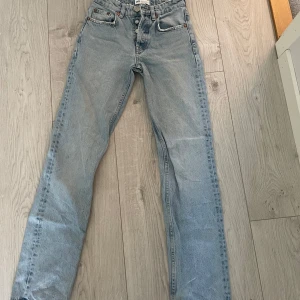 Ljusblå raka jeans från Zara - Säljer ett par ljusblå jeans från Zara i straight, mid rise modell.