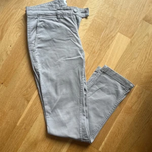 Beige chinos från NN07 Marco - Tja! Säljer ett par feta chinos från nn07 i modellen Marco. Nypris ligger på 1599 men säljs nu för 399. Skick 9/10 riktigt bra utan defekter, hör gärna av er vid minsta lilla fundering!