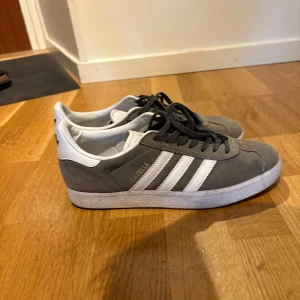 Adidas gazelle - Adidas gazelles. Perfekta till sommaren. Storlek 40 2/3 men passar som 41. Väldigt bra skick.